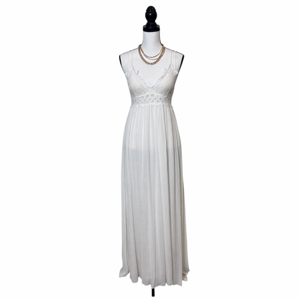 Trend Shop Adjustable Cross Back Lace Flowy Maxi Dress with built in bralette- M